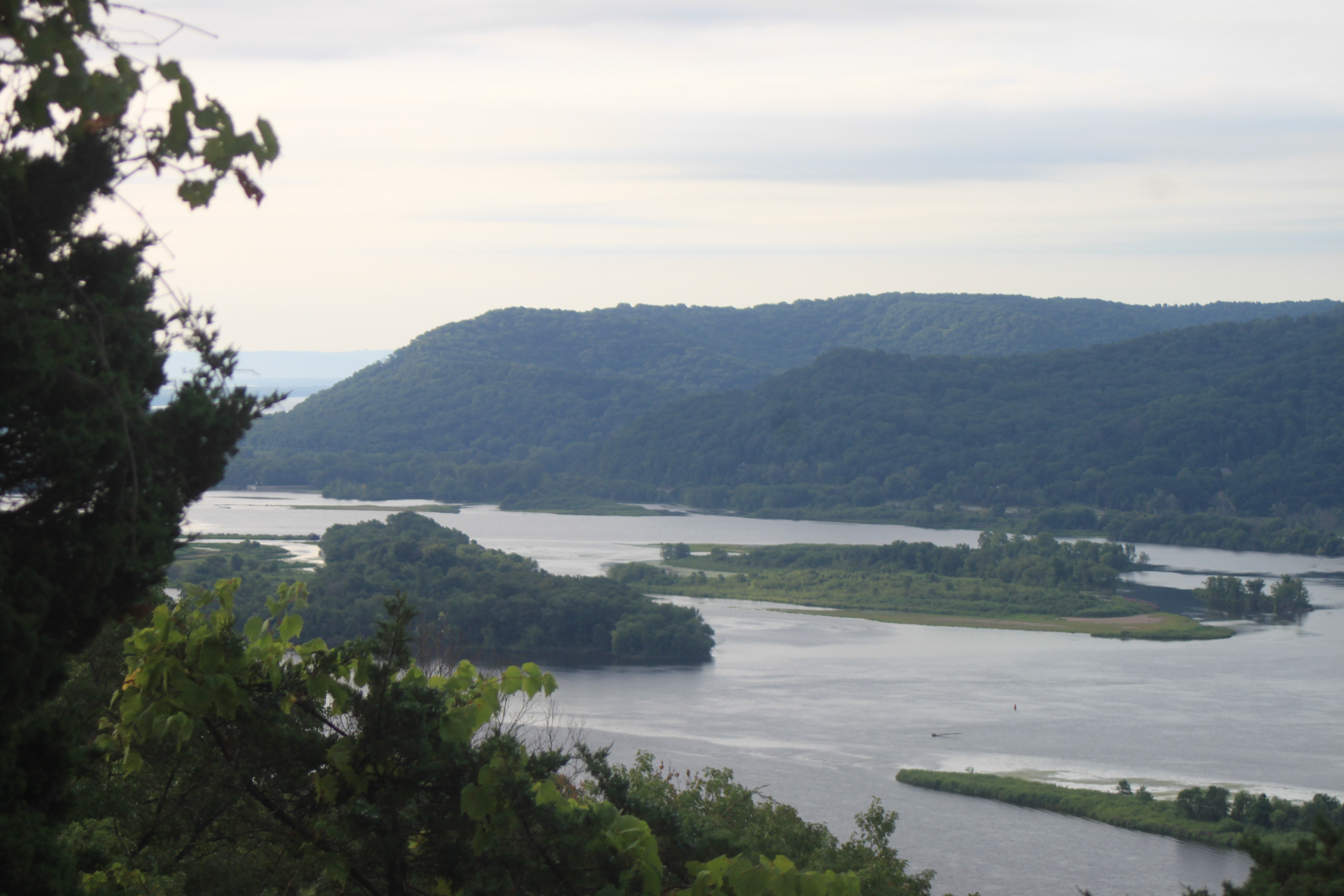 photo of Missippi river and bluffs