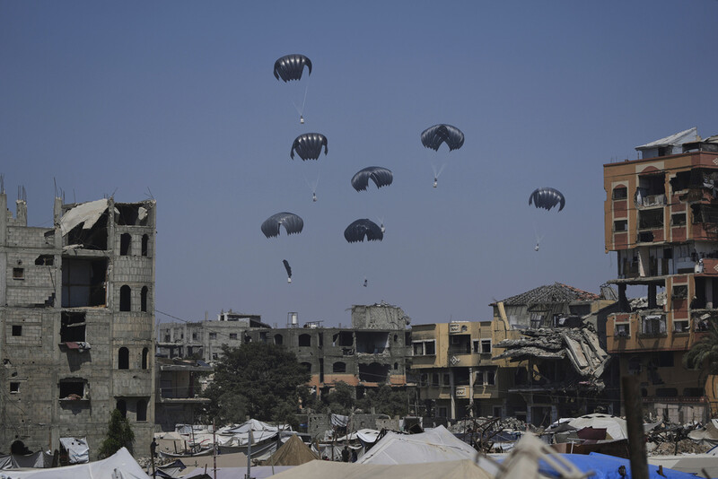 Humanitarian aid is airdropped to Palestinians over northern Gaza Strip, Sunday, July 27, 2025. (AP Photo/Abdel Kareem Hana)