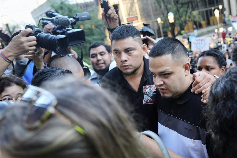 Kilmar Abrego Garcia, right, and his brother Cesar Abrego Garcia, center, arrive at the Immigration and Customs Enforcement field office in Baltimore, Monday, Aug. 25, 2025. (AP Photo/Stephanie Scarbrough)