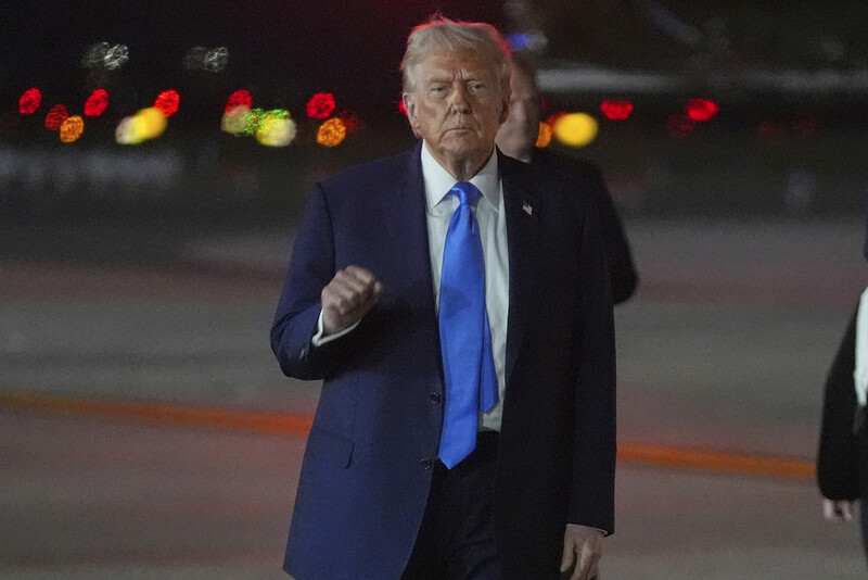 President Donald Trump gestures as he arrives on Air Force One at John F. Kennedy International Airport, Monday, Sept. 22, 2025, in New York. (AP Photo/Evan Vucci)