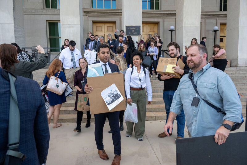 Members of the Pentagon press corp carry their belongings out of the Pentagon after turning in their press credentials, Wednesday, Oct. 15, 2025 in Washington. (AP Photo/Kevin Wolf)