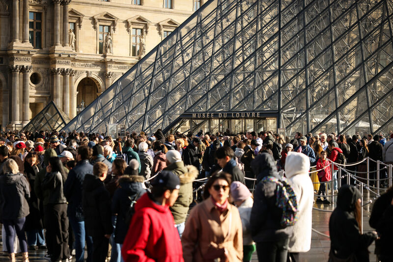 Visitors queue outside the Louvre museum, one week after the robbery, Sunday, Oct. 26, 2025 in Paris. The Paris prosecutor said on Sunday that a number of suspects have been arrested over the theft of crown jewels from Paris' Louvre museum last weekend. (AP Photo/Thomas Padilla)