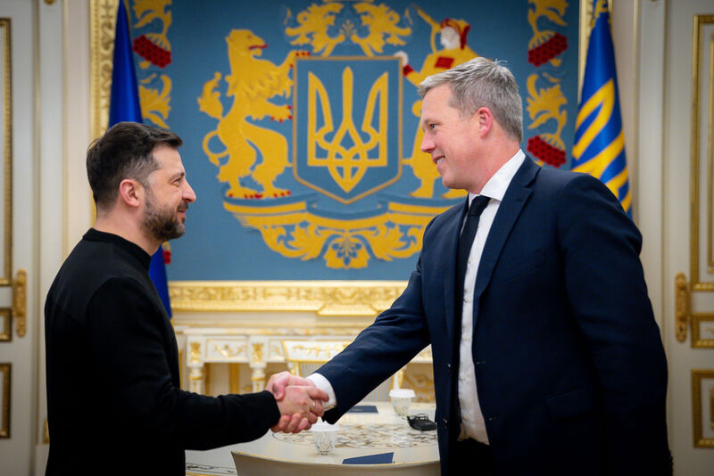 In this photo provided by the Ukrainian Presidential Press Office, Ukrainian President Volodymyr Zelenskyy, left, shakes hands with U.S. Secretary of the Army Dan Driscoll in Kyiv, Ukraine, Thursday, Nov. 20, 2025. (Ukrainian Presidential Press Office via AP)