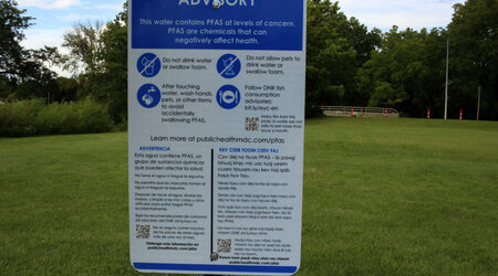 A PFAS advisory sign along Starkweather Creek. (Henry Redman | Wisconsin Examiner)