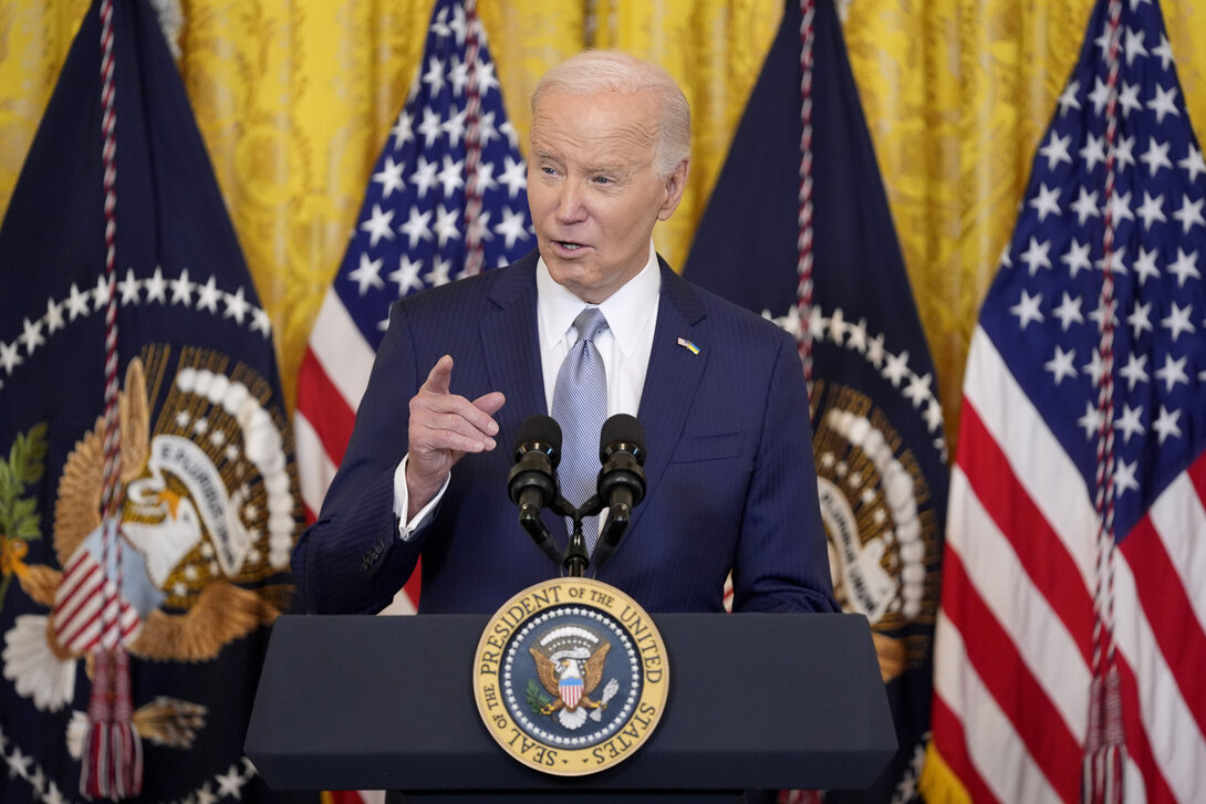 ARCHIVO - El presidente Joe Biden habla durante un evento en la Casa Blanca, Washington, el 23 de febrero de 2024. (AP Foto/Evan Vucci, Archivo)